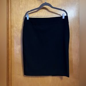 Liz Claiborne Black Pencil Skirt w/Box Pleat at Back Knee Length Lined Size 10